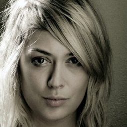 Katelyn Wallace 飾演 Sarah