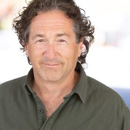 Brad Light 飾演 Ted