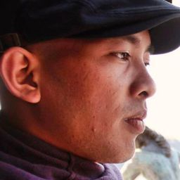 M. N. Qomaruddin 飾演 Ustadz Rahmat