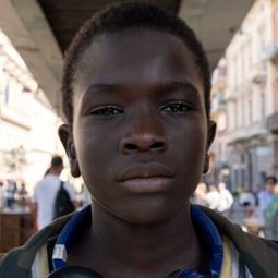 伊布拉辛馬·蓋伊 飾演 Momo