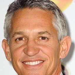 蓋瑞·萊因克 - 博比·羅布森：超越總教頭演員 飾演Self