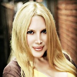 Kristine Kelly - 鏡中佳人 2演員 飾演Dr. Erika Rubin