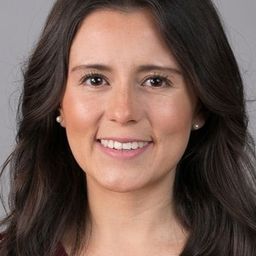 Greta Cervantes 飾演 Dinorah