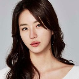 Kim Sa-hee 飾演 Mr. Min's wife