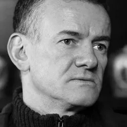 Malcolm Shields 飾演 Frank Archer