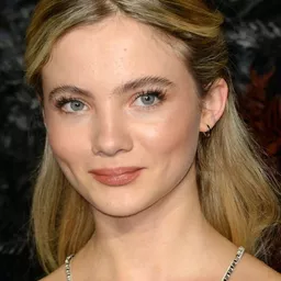 菲雅·艾倫 - 紙袋頭演員 飾演Iris Lark