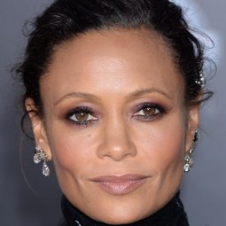 丹迪紐頓 飾演 Olanna