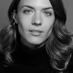 Paula Riemann 飾演 Melanie