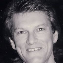 Stuart Smith 飾演 Gang Leader