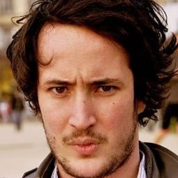 Azedine Kasri 飾演 Maître de chant