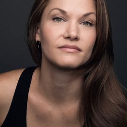 瑞秋·金希 飾演 Zoe