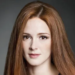 安娜·波沃羅薩 - 行走的正義演員 飾演Satur