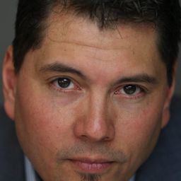 Michael Manuel 飾演 Di Gates