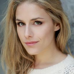 Alix Wilton Regan 飾演 Frankie