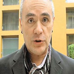 Juan Antonio Edwards 飾演 Ángel