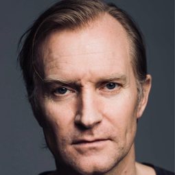 烏力克·湯姆森 飾演 Richard Møller Nielsen