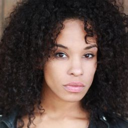 Christine Ahanotu 飾演 Hollis Day