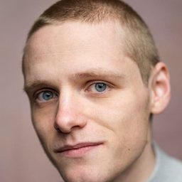 路易斯·格里班 飾演 Stevie