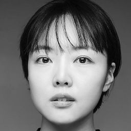 Kang Jin-ah 飾演 Hyeon-jeong (Chang-woo's mom)