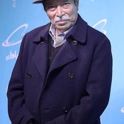 Ali Nassirian 飾演 Captain Nemat