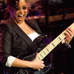 Rhonda Smith 飾演 Self