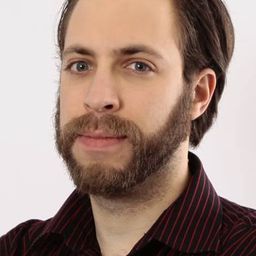 András Korcsmáros - 五星級聖誕演員 飾演Receptionist