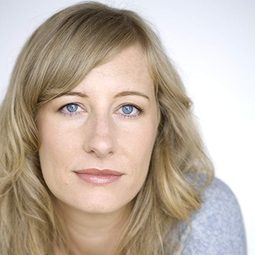 Lucy Wigmore 飾演 Olive Flyger