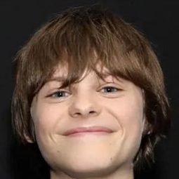 Nicholas Crovetti 飾演 Young Peter