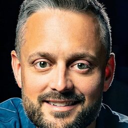 奈特·巴蓋茲 飾演 