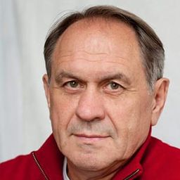 Valery Afanasiev 飾演 colonel Svirsky