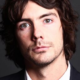 Clancy Chassay 飾演 Reporter