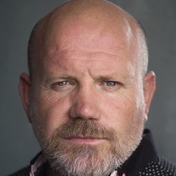 Adam Fogerty - 海葵演員 飾演Des