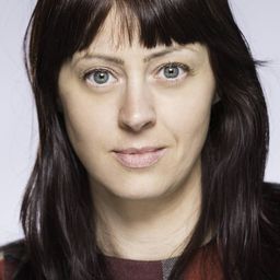 Siwan Morris 飾演 Laurie