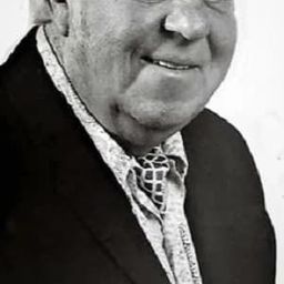 J. Pat O'Malley 飾演 Captain Steve Connors