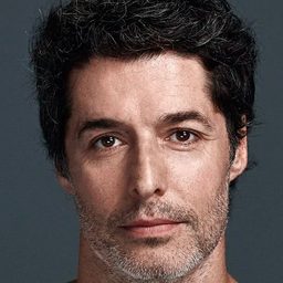 Francisco Pérez-Bannen 飾演 Roberto