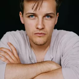 Juri Senft - 誣網之災演員 飾演Alf