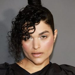 Eve Harlow 飾演 Tina