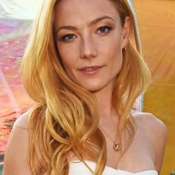 Clara Paget 飾演 Vegh