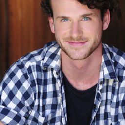 Dylan Archambault 飾演 James