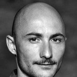 Giampiero Schiano 飾演 Jennifer