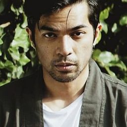 Bizael Tanasale 飾演 Ojan