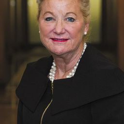 Kay Geiger - 因為愛你演員 飾演McKinley Motel Manager