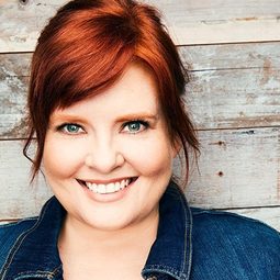 Stacie Theon 飾演 Ellen Thomas