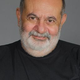 Melih Düzenli 飾演 Canan'ın Babası