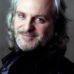 Pierre-Alain de Garrigues 飾演 Père Pétard (voice)