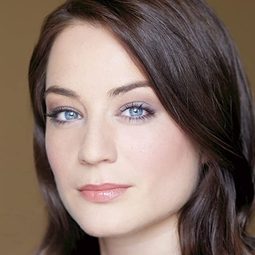 Lara Gilchrist 飾演 Tina