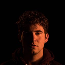 Richard Kipp 飾演 Sven Heister