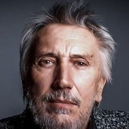 Christian Brückner 飾演 Self - Narrator (voice)