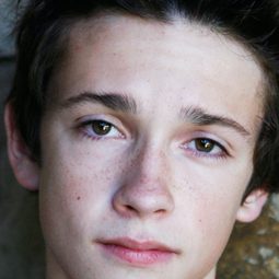 連恩·布斯 飾演 Elliot Blatnik