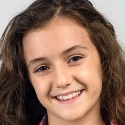 亞麗杭卓拉·霍華 - 獸獵荒原演員 飾演Juana